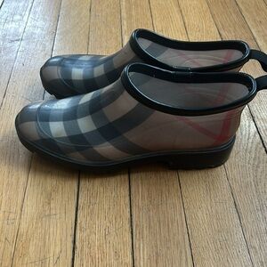 authentic short Burberry rain boots size 6 VGUC